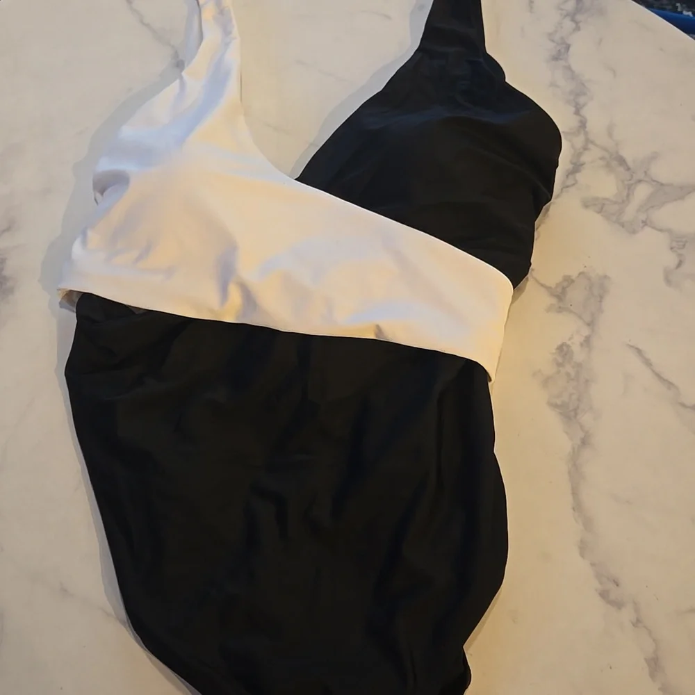 Raisins Curve Black Trendy Plus Size Colorblocked One Piece Swimsuit SZ:20W - Picture 5 of 12